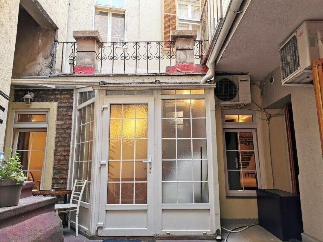 Hidden Gem On Prime Location Apartment *